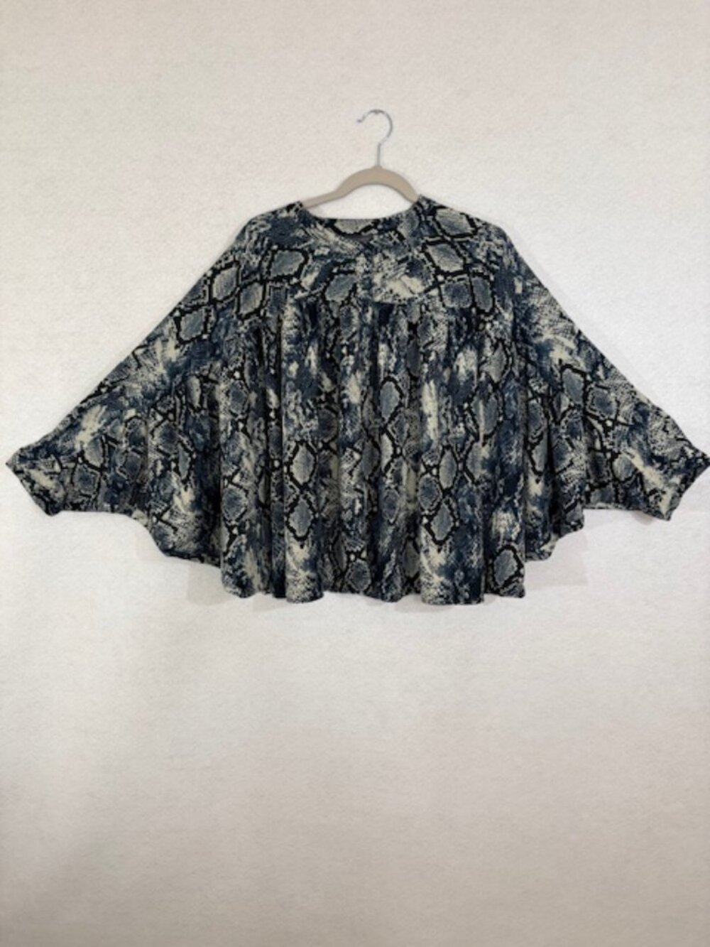 Vince Camuto Snake Skin Print Womens Blouse 3/4 Batwing Sleeve Blue Black XL